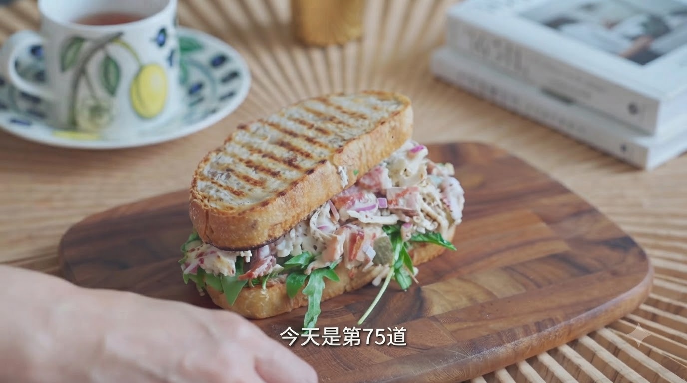Sándwich de Ensalada de Pollo Desmenuzado en Pan de Masa Madre