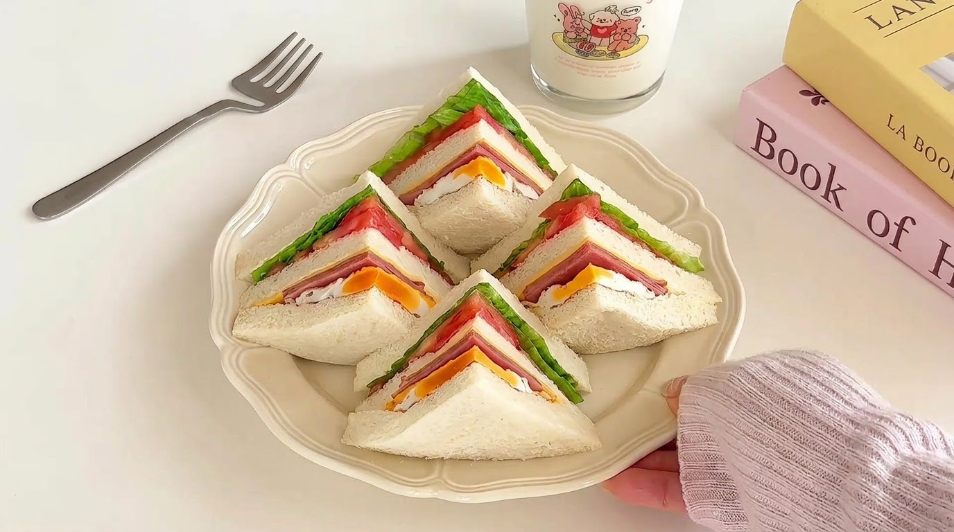 Clásico Sándwich de Queso, Jamón y Huevo