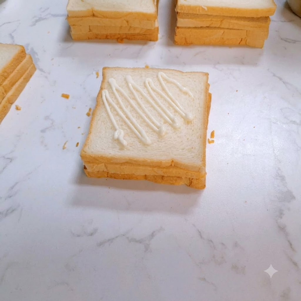 Un filete de pollo sazonado y cocido colocado sobre la rebanada de pan con aderezo.
