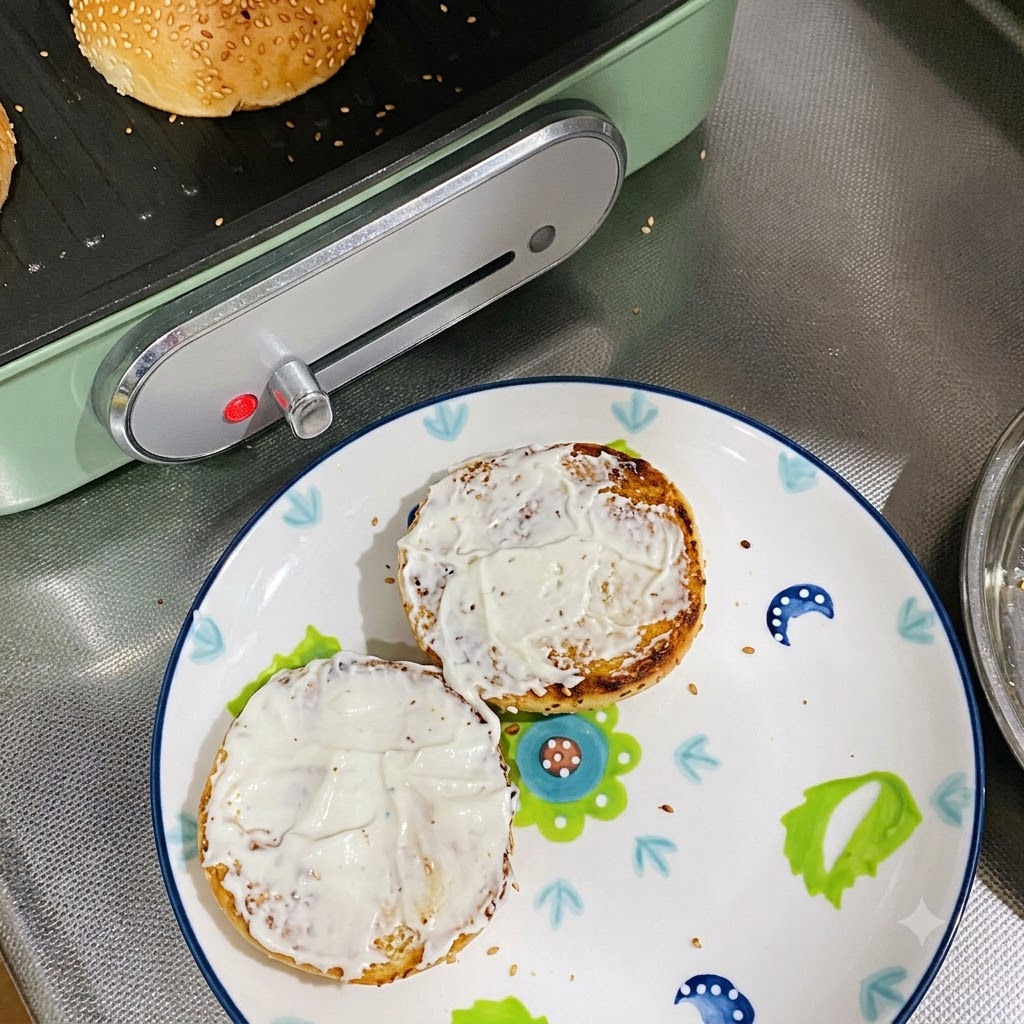 Dos mitades de pan tostado untadas con mayonesa colocadas sobre un plato decorado.