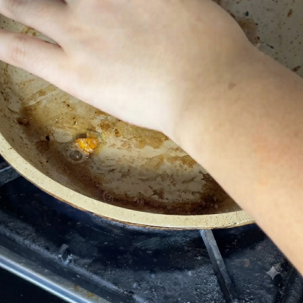 Una mano colocando una loncha de queso sobre los ingredientes en la sartén caliente.