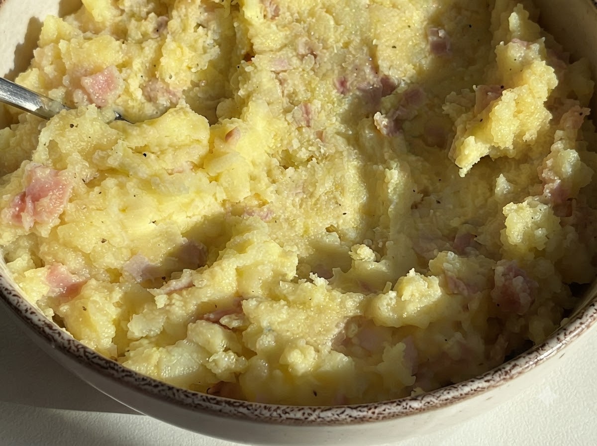 Un bol lleno con la mezcla combinada de papa y jamón lista para rellenar.