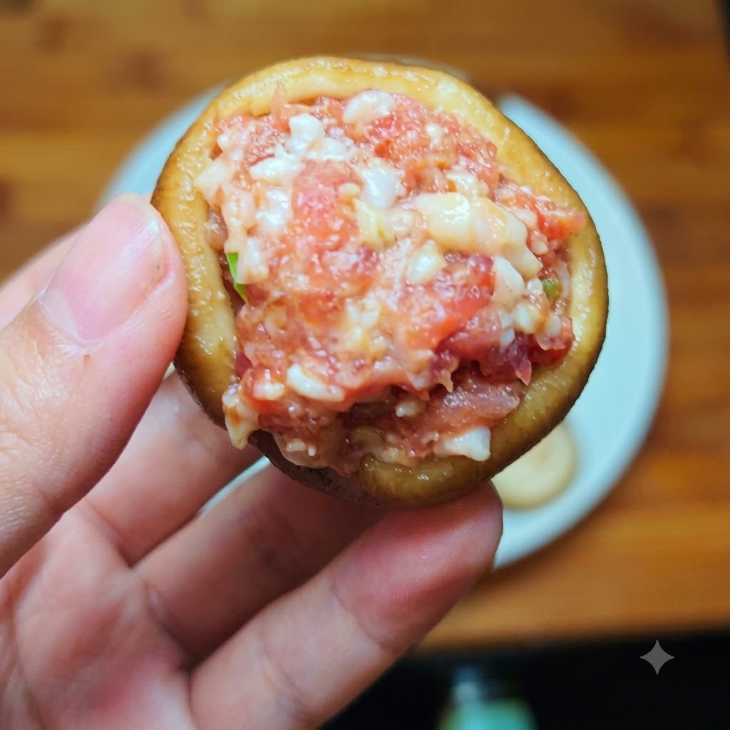 Un sombrero de seta shiitake firmemente relleno con carne picada sazonada.