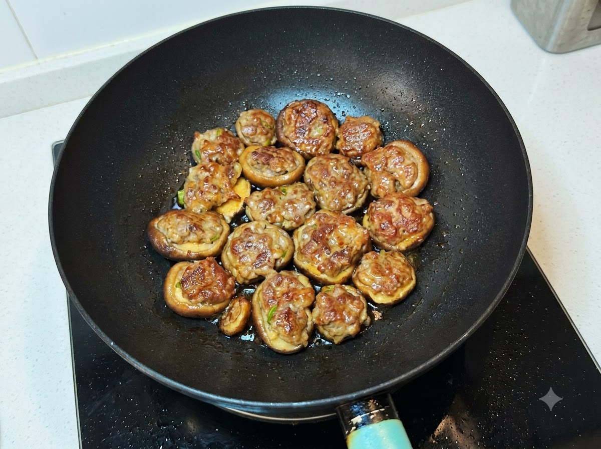 Mezcla de salsa vertiéndose sobre las setas cocinadas en el wok.