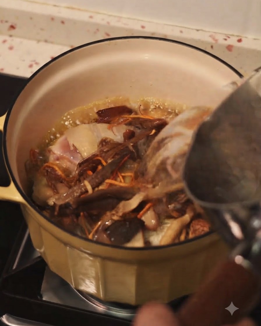 Vertiendo agua caliente de una tetera en una olla con pollo sofrito y hongos surtidos.