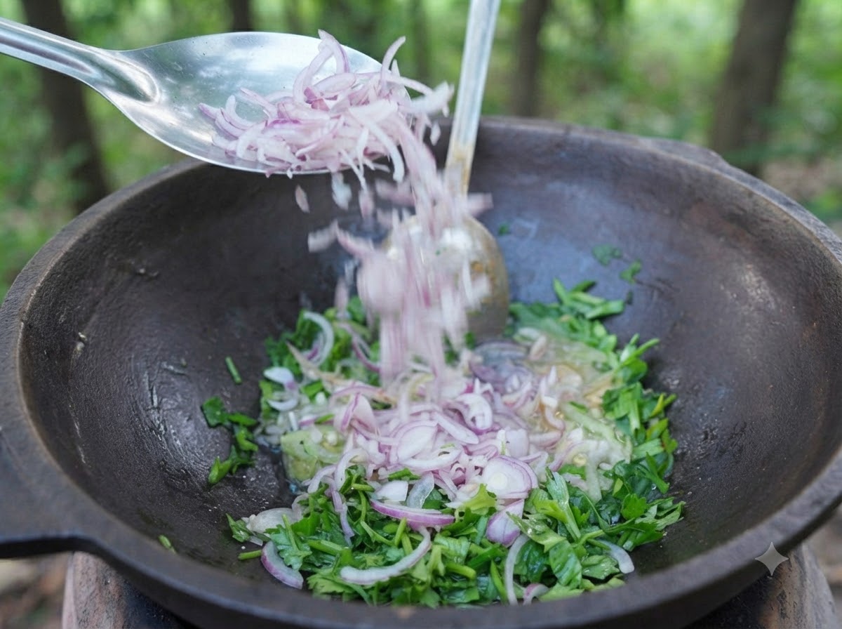 Cebollas rojas cortadas finamente cayendo desde una cuchara a una olla que contiene aceite, hierbas y aromáticos.