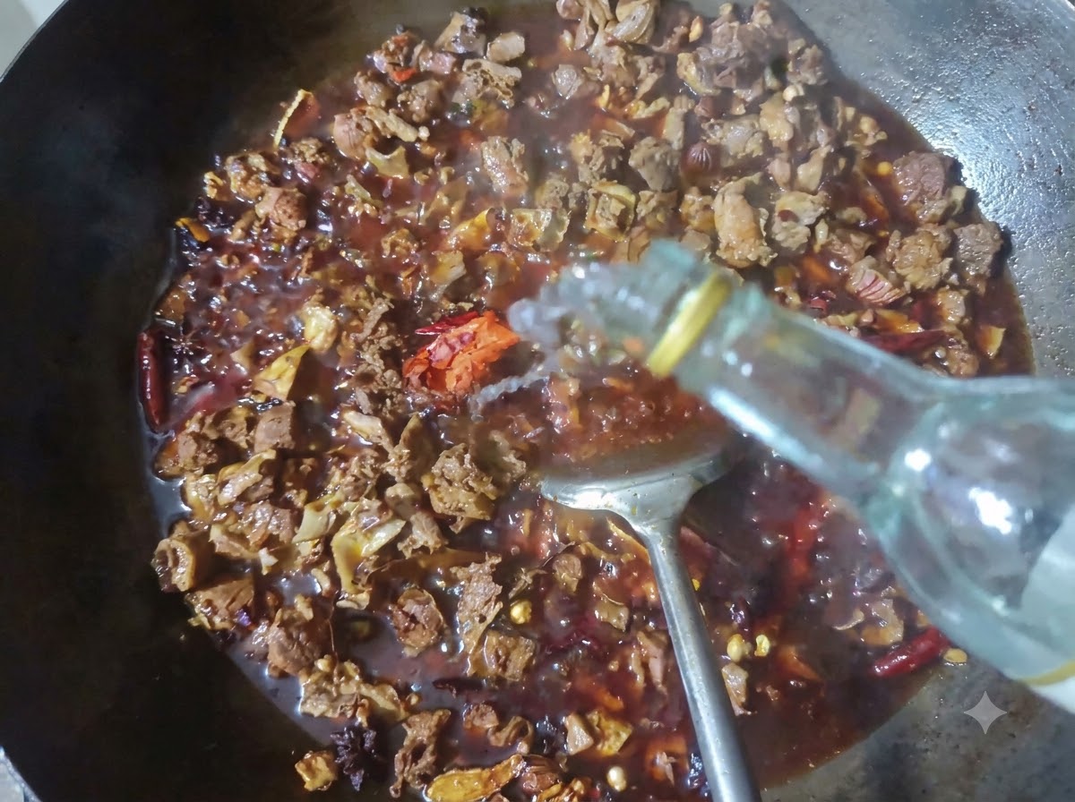 Una botella vertiendo baijiu transparente en un wok lleno de ternera estofada y especias.