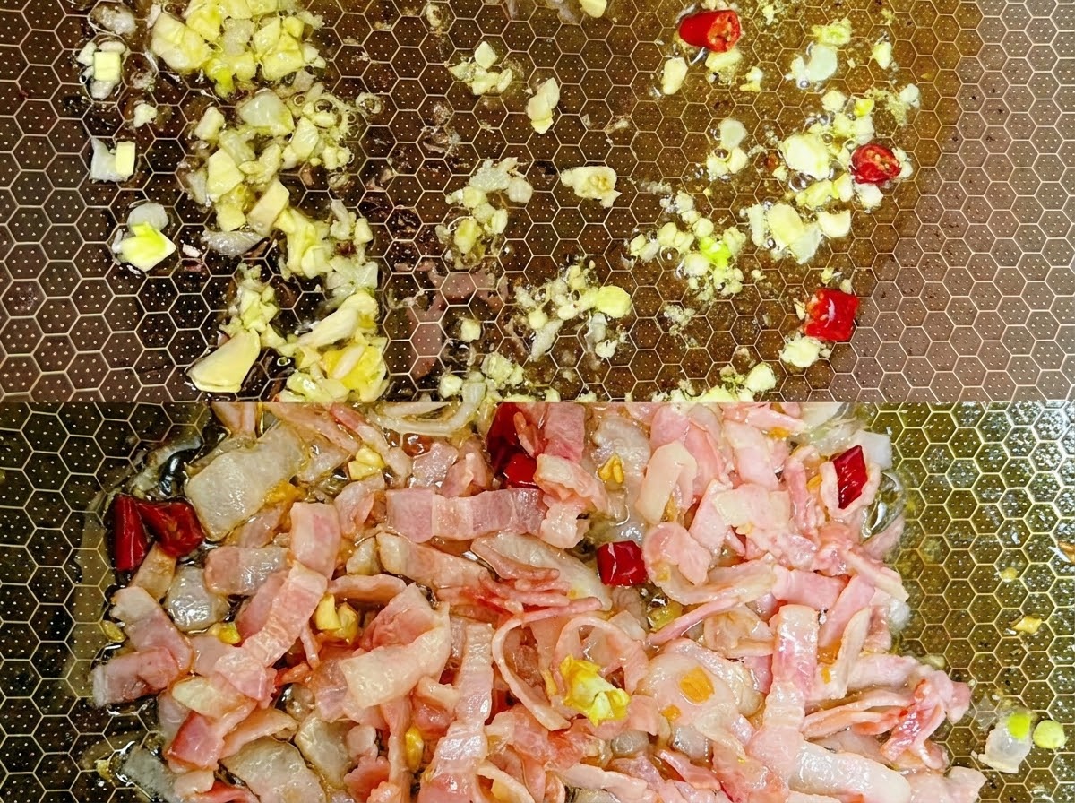 Fideos de espagueti cocidos siendo revueltos en una sartén con condimentos y líquido.