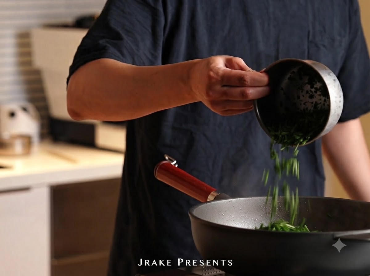 Perejil verde picado siendo espolvoreado desde un recipiente pequeño a la sartén con pasta.