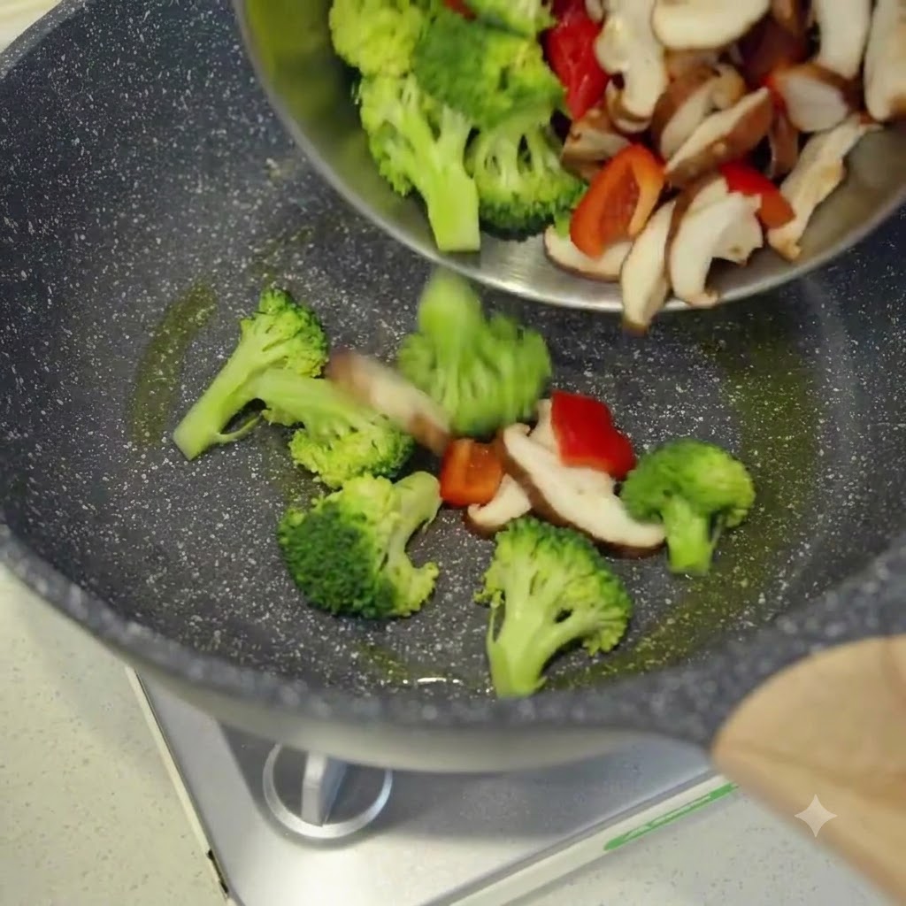 Verduras recién cortadas siendo vertidas de un tazón a un wok caliente con aceite.