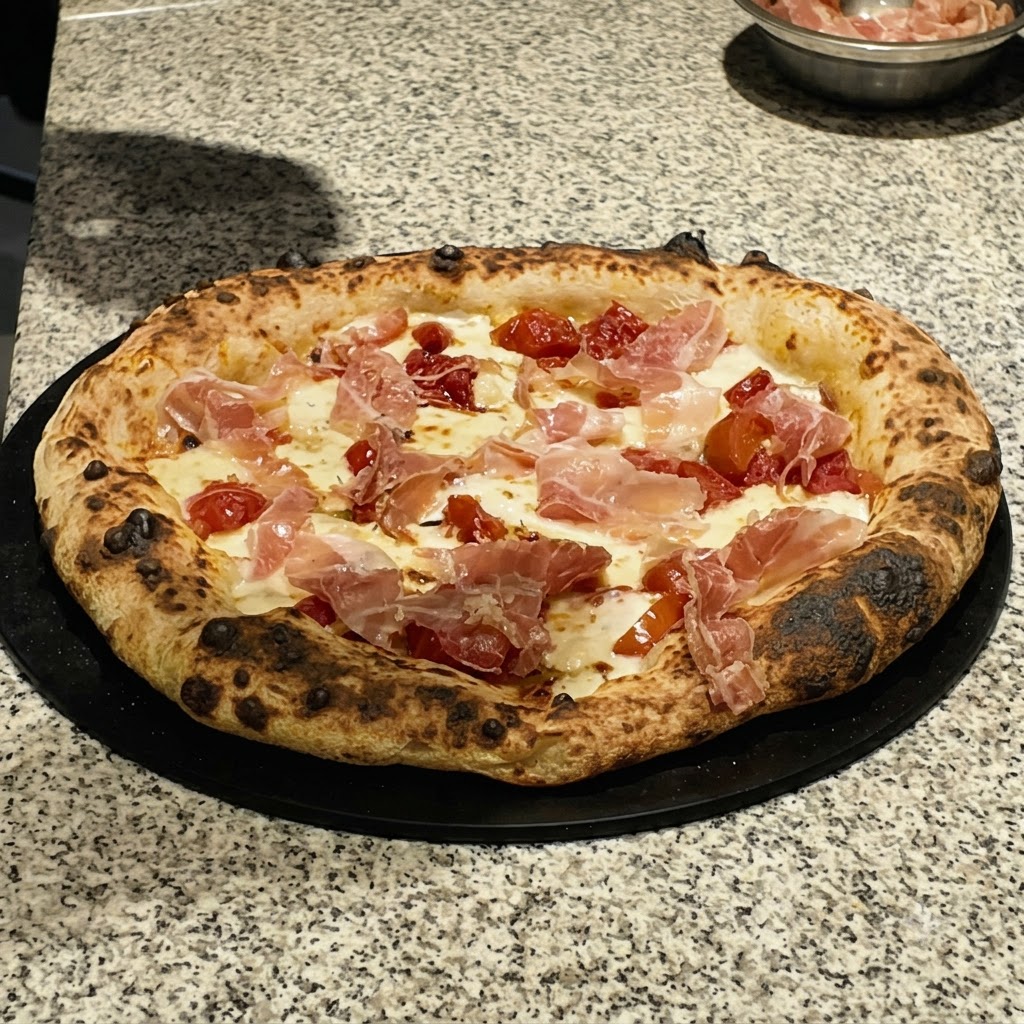 Hierbas secas cayendo desde un frasco sobre los ingredientes de una pizza cruda.
