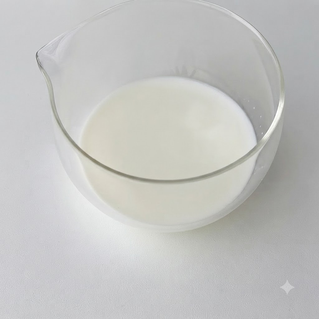 Gelatina derritiéndose dentro de un tazón con leche tibia.