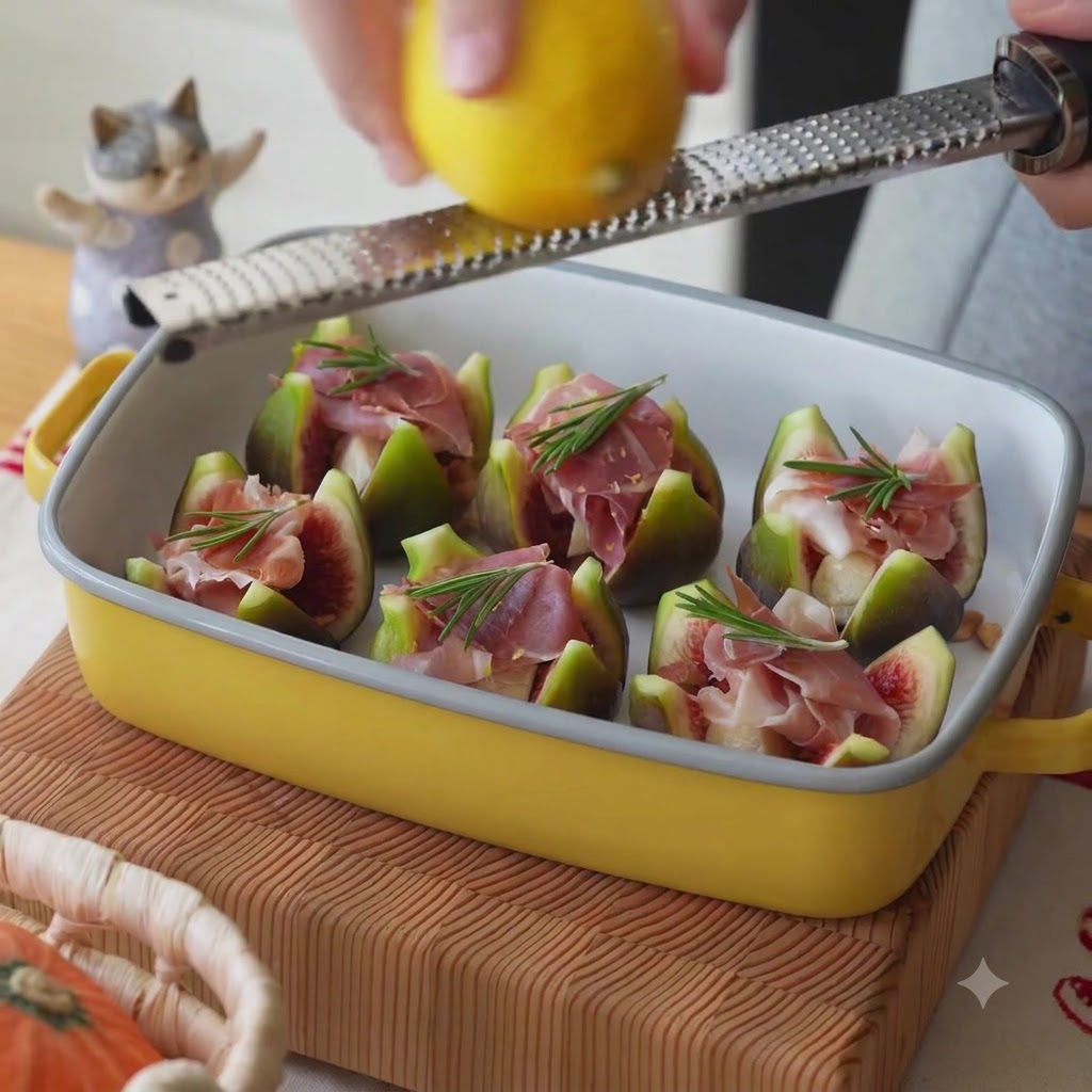 Ralladura de limón fresco cayendo sobre los higos y el prosciutto en una fuente para hornear.