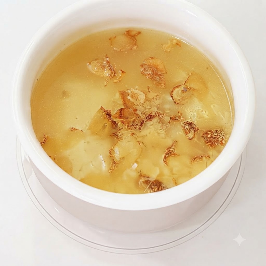 Cáscaras y dientes de ajo hirviendo en agua para formar un caldo.