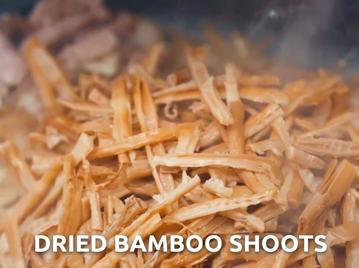 Brotes de bambú secos salteándose en un wok con carne.