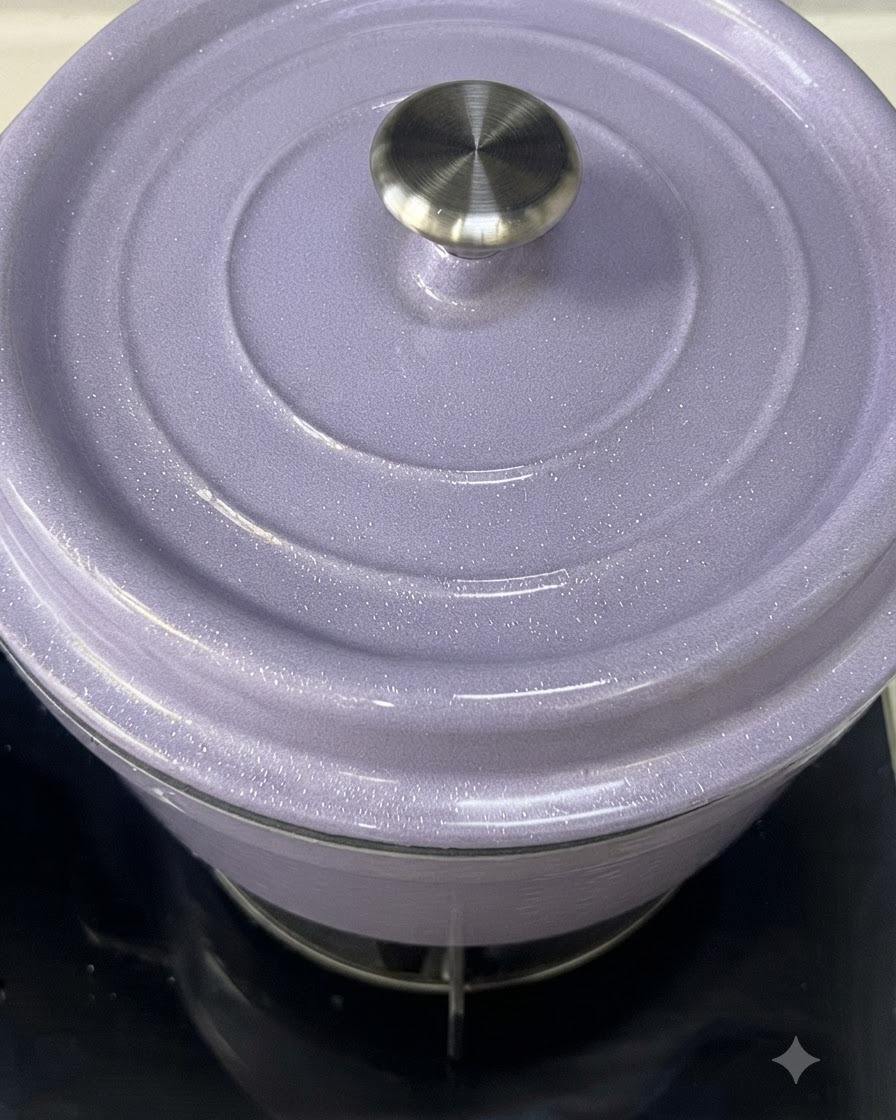 Primer plano de una olla de hierro fundido esmaltada de color morado claro mientras se le coloca la tapa.