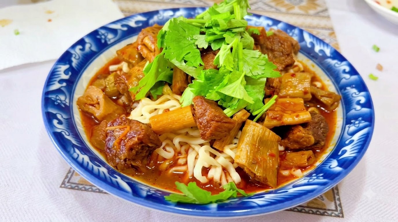 Sopa de Fideos con Carne Guisada y Brotes de Bambú