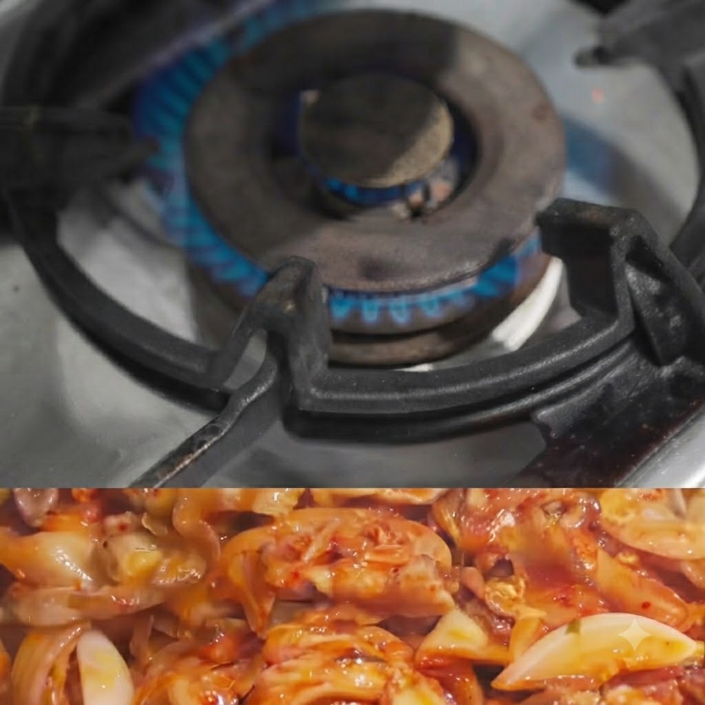 Jugo de kimchi vertiéndose en una sartén con los ingredientes salteados.