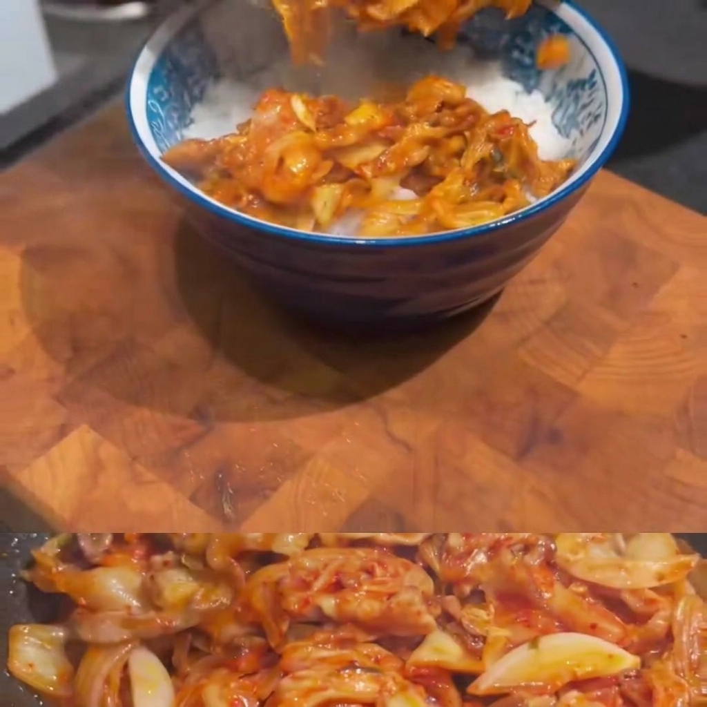 Salteado de cerdo con kimchi sirviéndose desde una sartén hacia un tazón con patrón azul lleno de arroz blanco.