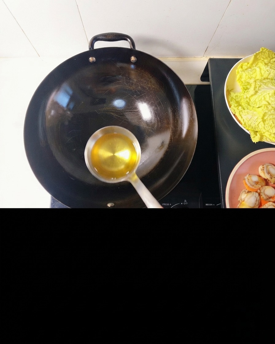 Aceite de cocina vertido en un wok caliente cubriendo la superficie metálica.