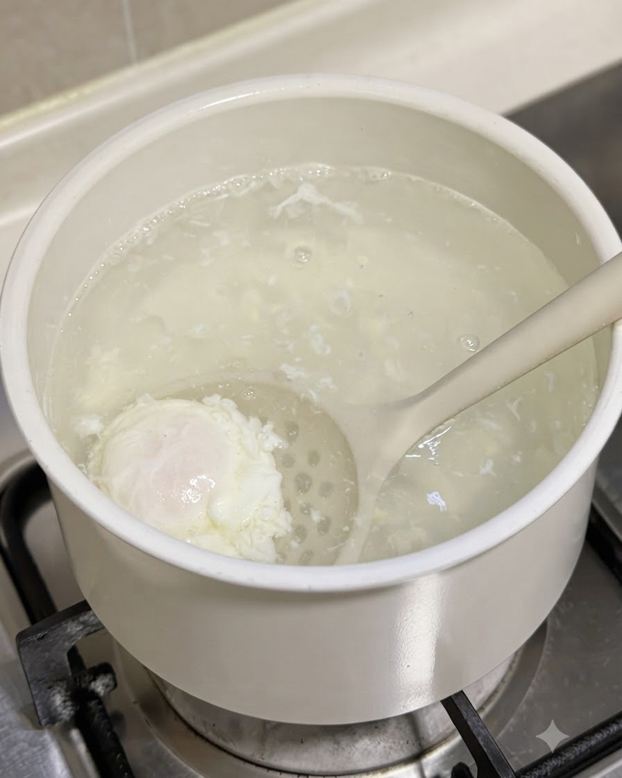 Un huevo poché siendo sacado de una olla con agua a fuego lento usando una cuchara ranurada.