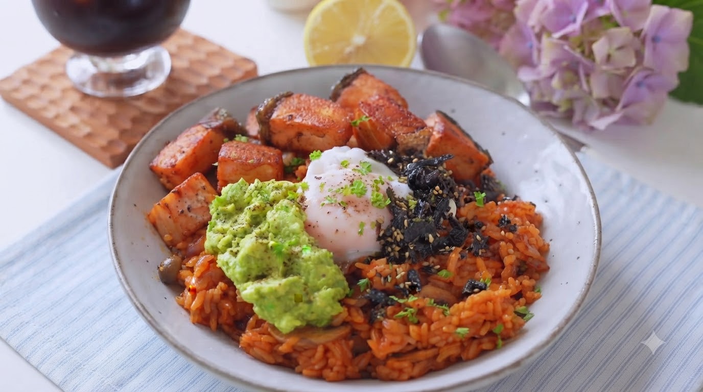 Arroz Frito con Kimchi, Salmón y Aguacate con Café de Coco