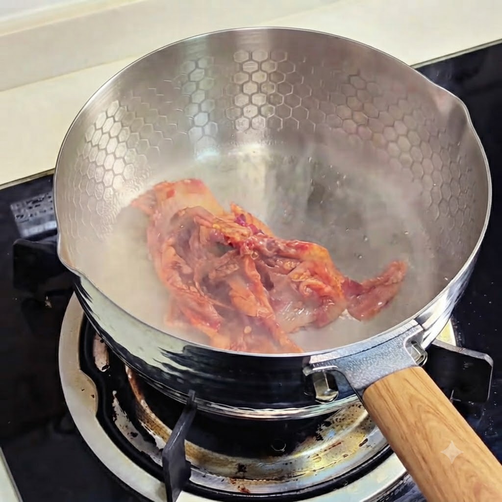 Trozos de kimchi chisporroteando y friéndose en una sartén.