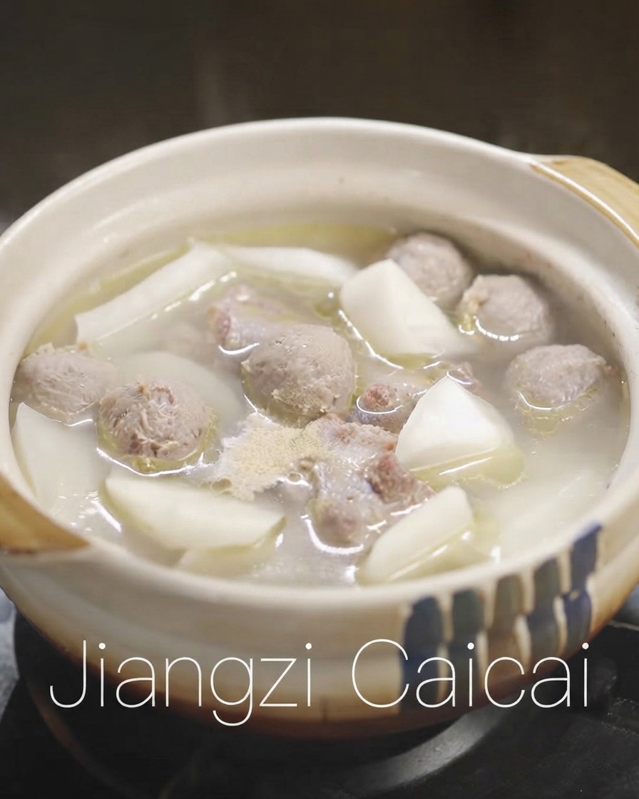 Una olla de sopa sazonada con pimienta blanca en polvo y sal, con texto superpuesto en la parte inferior.