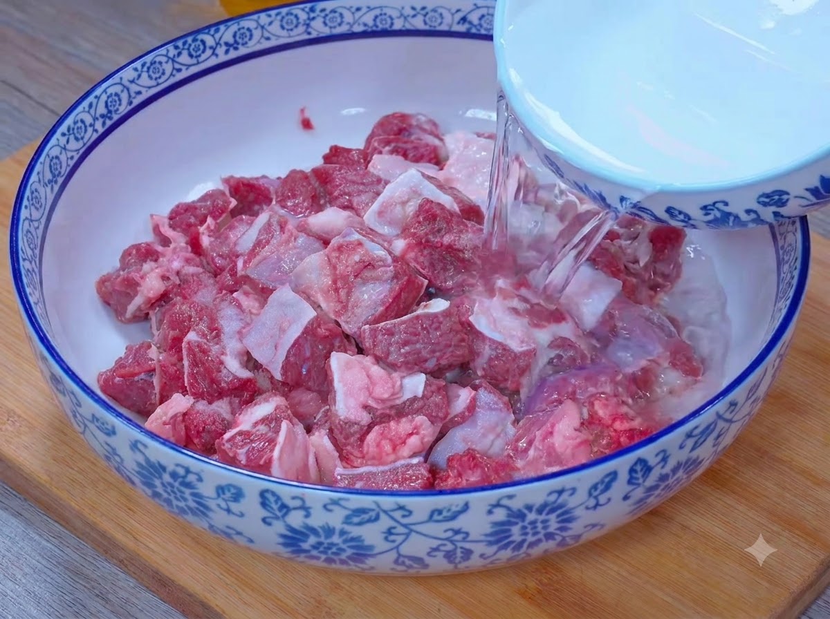 Agua cayendo de un tazón para sumergir trozos de carne en una mezcla de sal y vinagre.