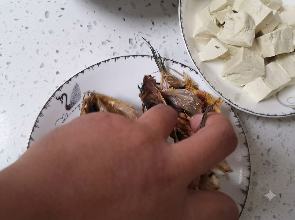 Cabezas de pescado seco limpias siendo enjuagadas dentro de un bol lleno de agua limpia.