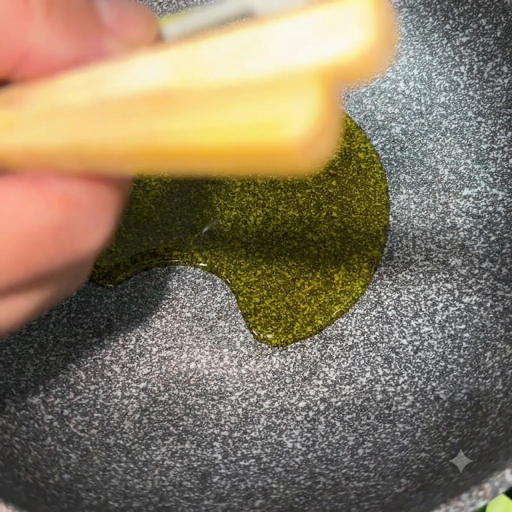 Aceite de soja brillante en una sartén con sal y salsa de soja visibles.