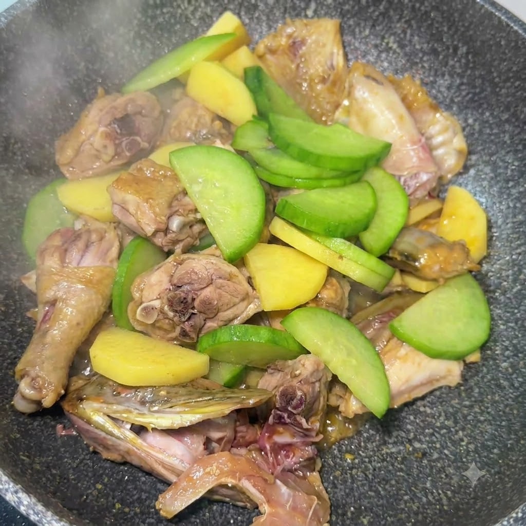 Rábano verde en rodajas mezclado con patatas y trozos de pescado sofriéndose en la sartén.