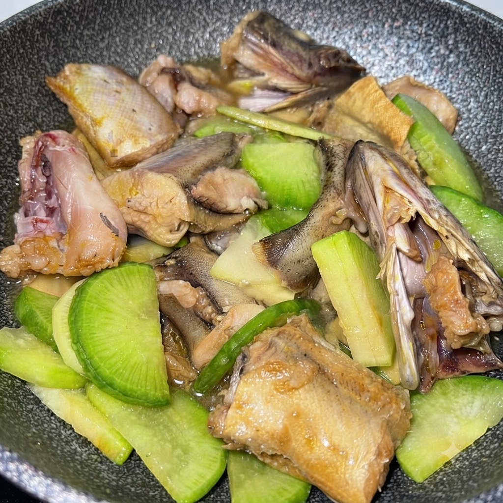 Agua añadida a la sartén cubriendo la mezcla de pescado, patatas y rábano verde.