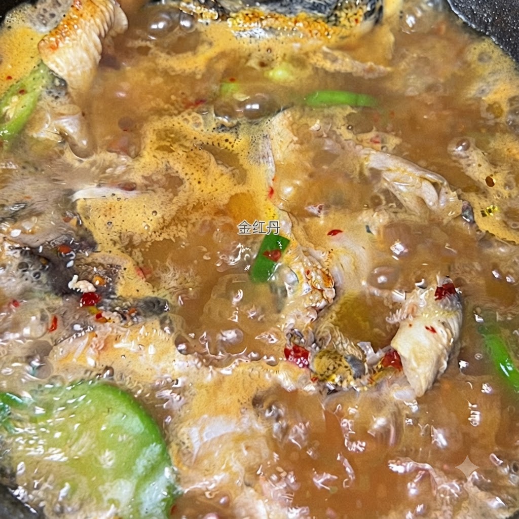 Fideos de cristal siendo sumergidos en la sopa de abadejo burbujeante y sazonada.