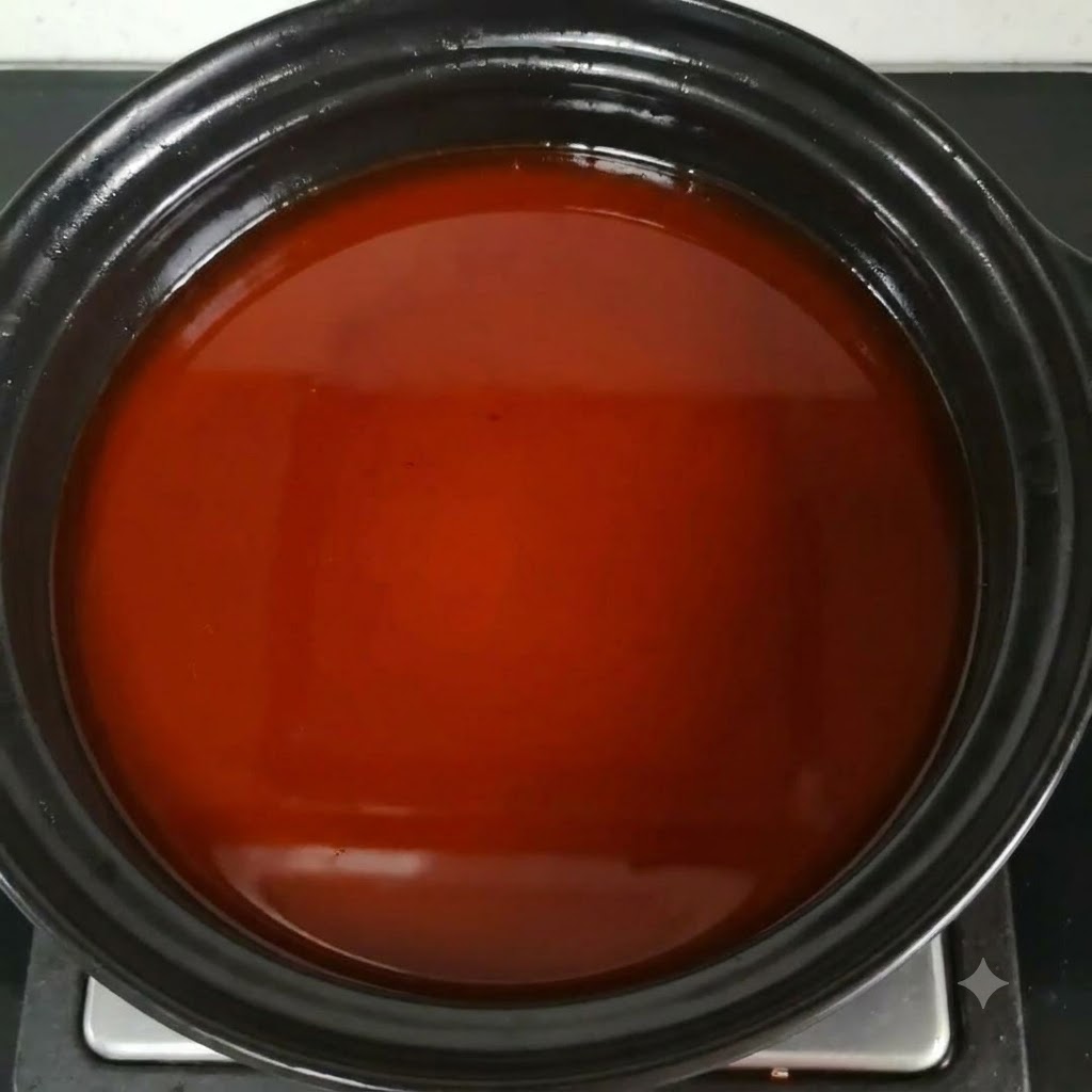 Salsa de pescado mezclándose en el caldo de sopa marrón rojizo en la ollacite: 1.
