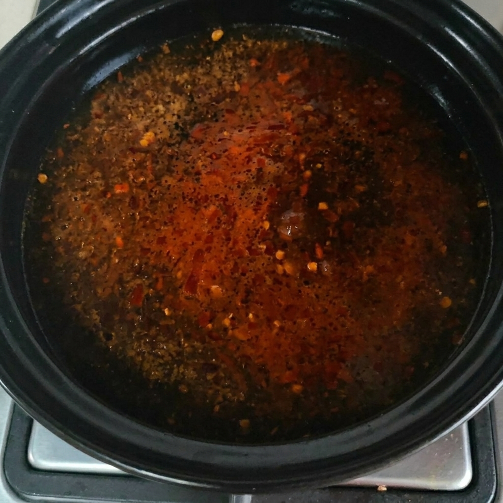 Condimento de ternera en polvo espolvoreándose sobre la superficie burbujeante de la sopacite: 1.
