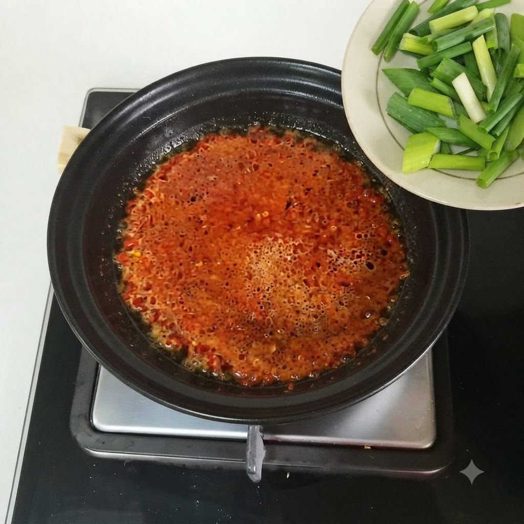 Cebolletas recién picadas vertiéndose desde un plato blanco a una olla que contiene caldo especiado a fuego lentocite: 1.