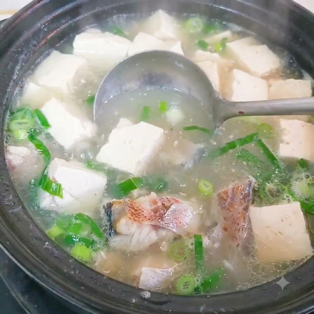 Trozos de pescado siendo escaldados en una olla con agua caliente.