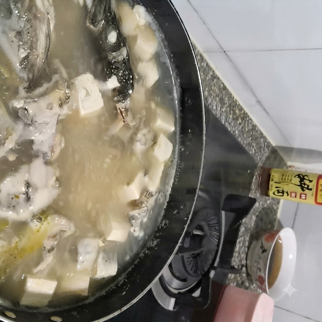 Una cuchara retirando la espuma de la superficie de una olla hirviendo con sopa de abadejo y tofu.