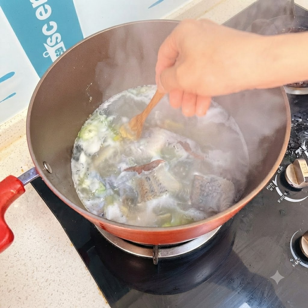 Cubos de tofu siendo removidos en la sopa burbujeante con una cuchara de madera.