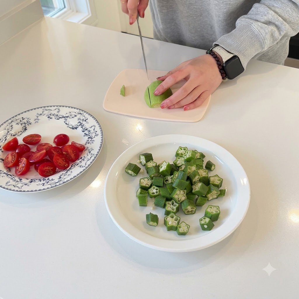 Manos cortando la mitad de un aguacate verde en una pequeña tabla de cortar rosa.