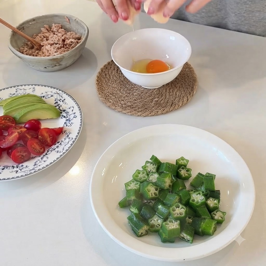 Un huevo crudo cascado en un pequeño bol blanco lleno de agua, listo para cocinarse en el microondas.