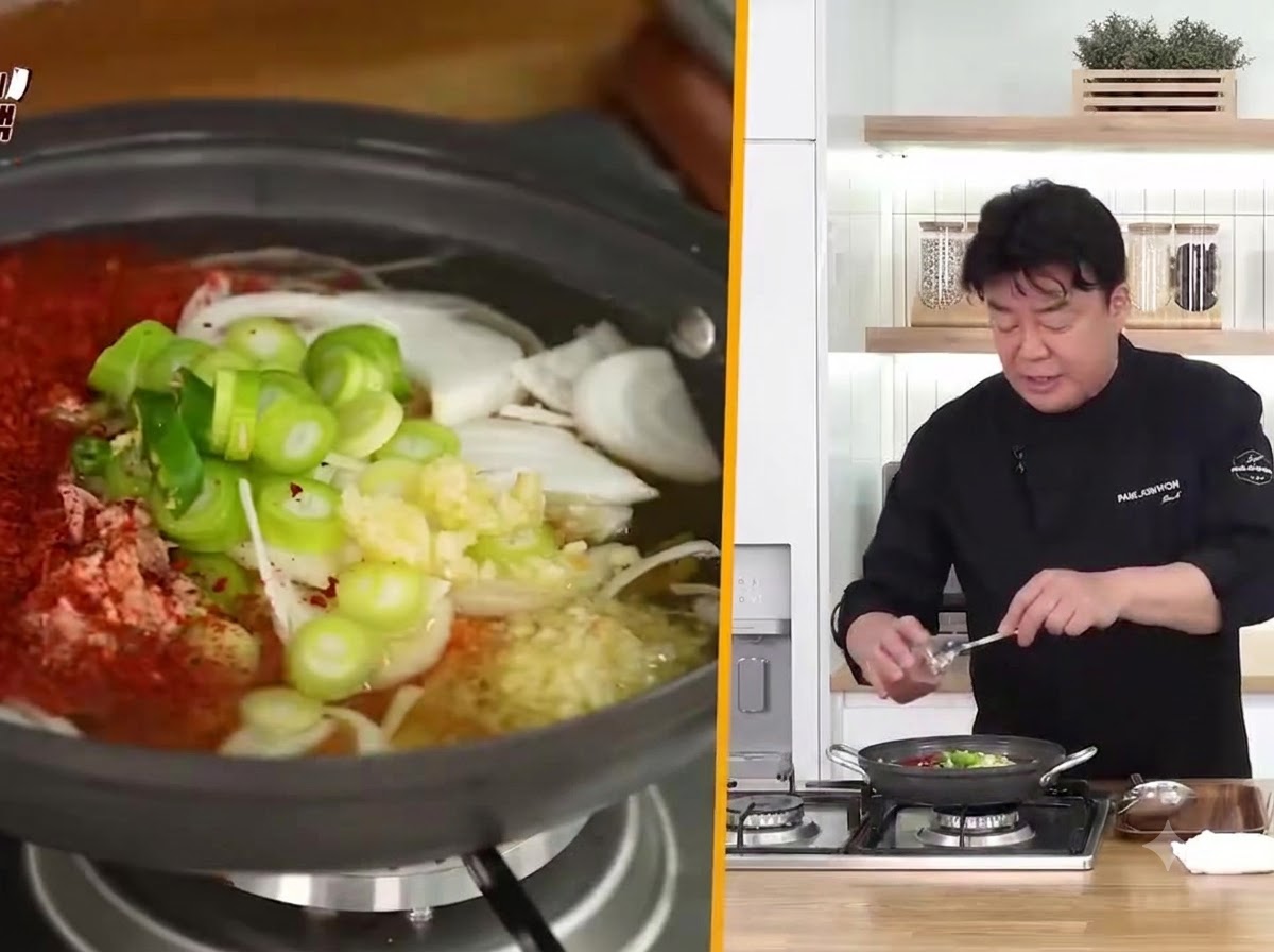 Chile rojo en polvo grueso siendo medido y agregado a la olla hirviendo de estofado de kimchi con atún.
