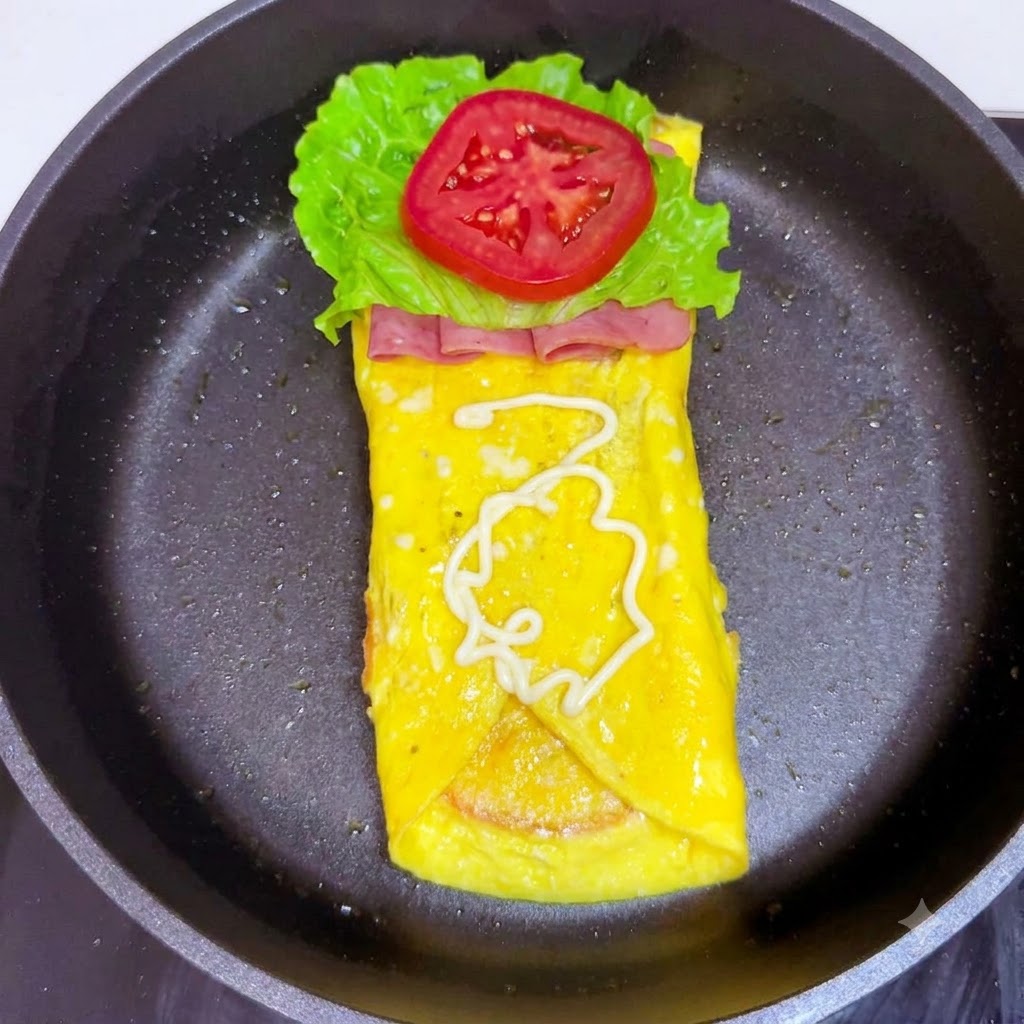 Aderezo para ensalada blanco siendo rociado en un patrón de espiral sobre la rodaja de tomate.