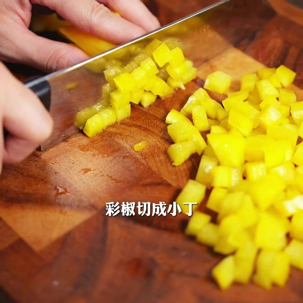 Un pimiento amarillo siendo cortado cuidadosamente en trozos pequeños sobre una tabla de picar de madera con un cuchillo plateado.