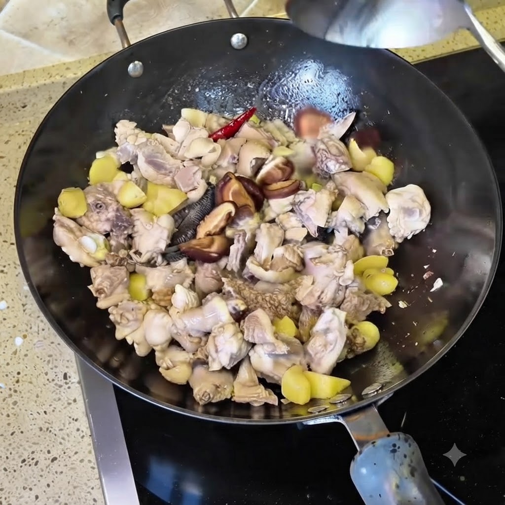 Trozos de champiñones shiitake secos rehidratados mezclados en el wok con el pollo y los aromáticos.