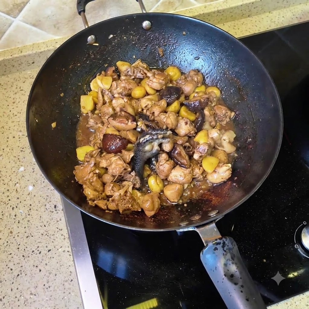 Agua siendo vertida en el wok lleno de pollo salteado y champiñones shiitake.