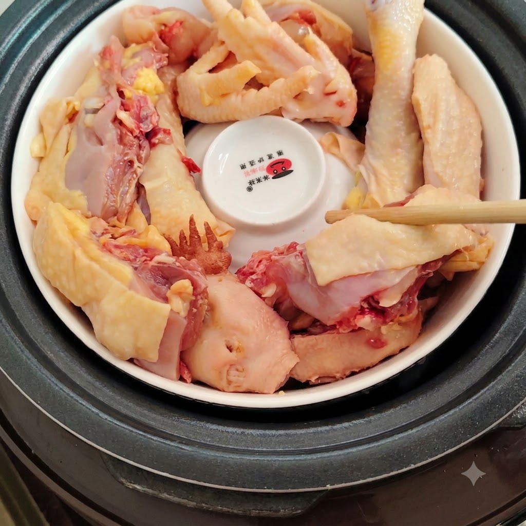 Trozos de pollo organizados alrededor del cuenco invertido con los dedos colocando ingredientes.