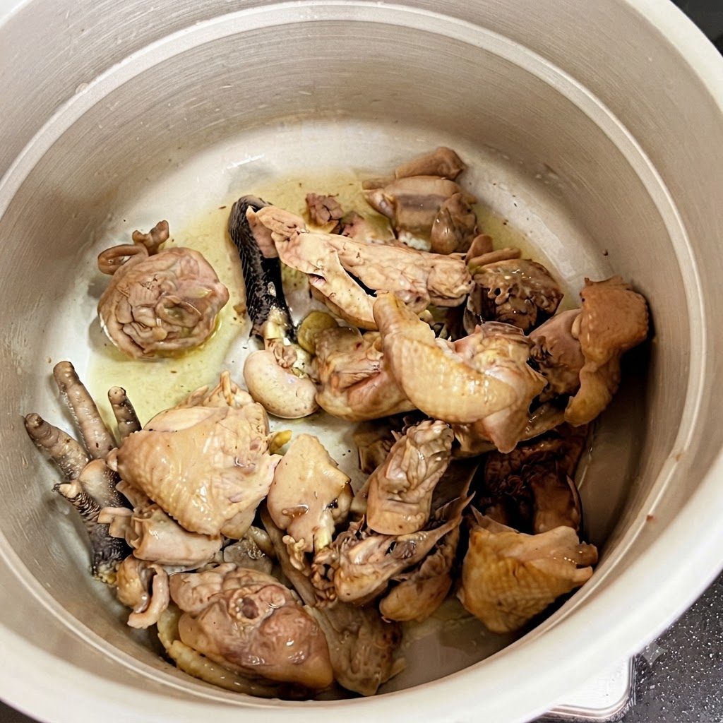Trozos de pollo cocinados dentro de la olla a presión.