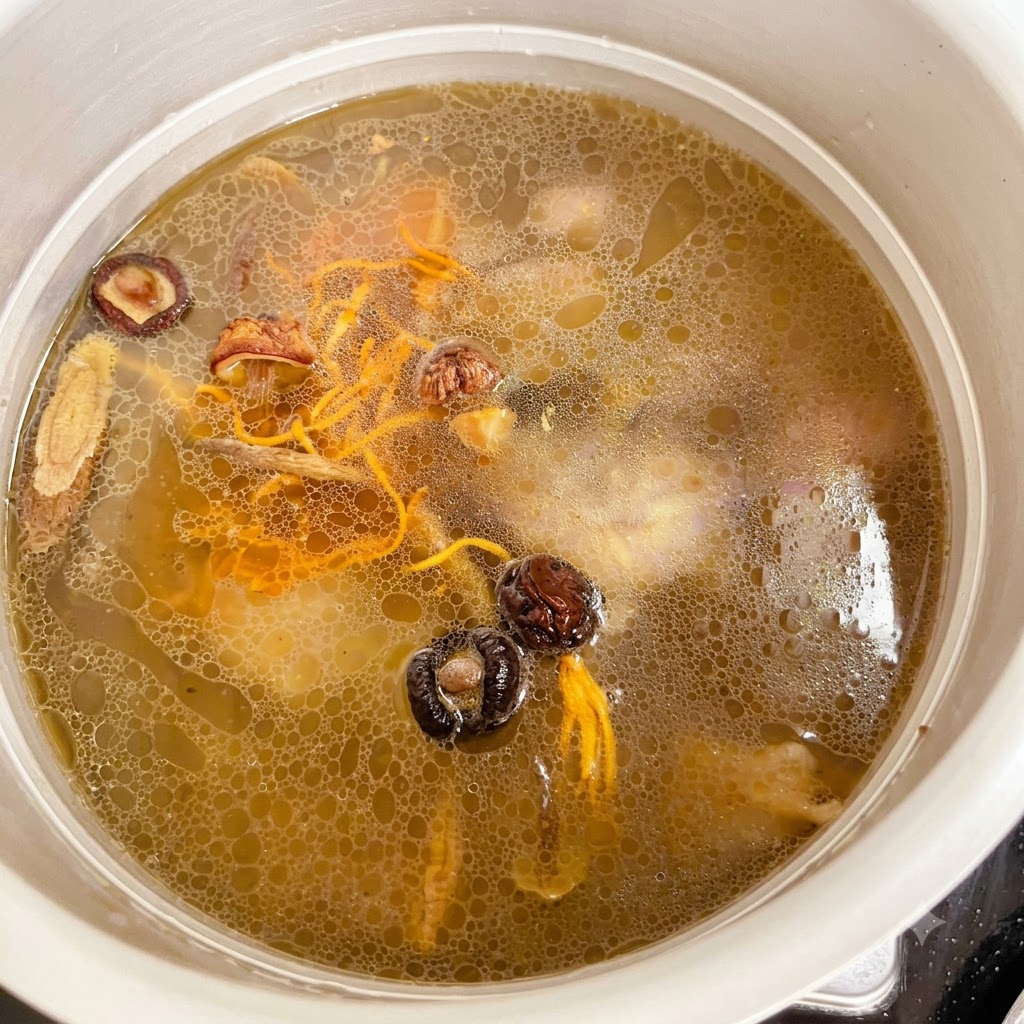 Sal siendo medida y añadida a la olla a presión llena de pollo y caldo.